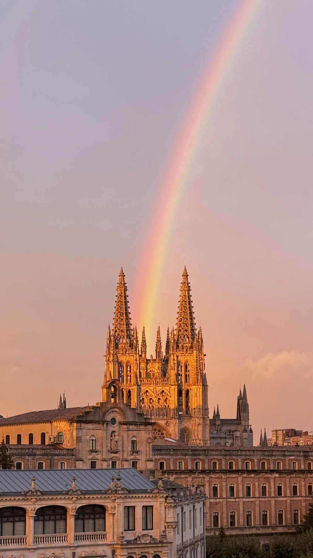 La catedral de Burgos bajo un arcoíris al atardecer